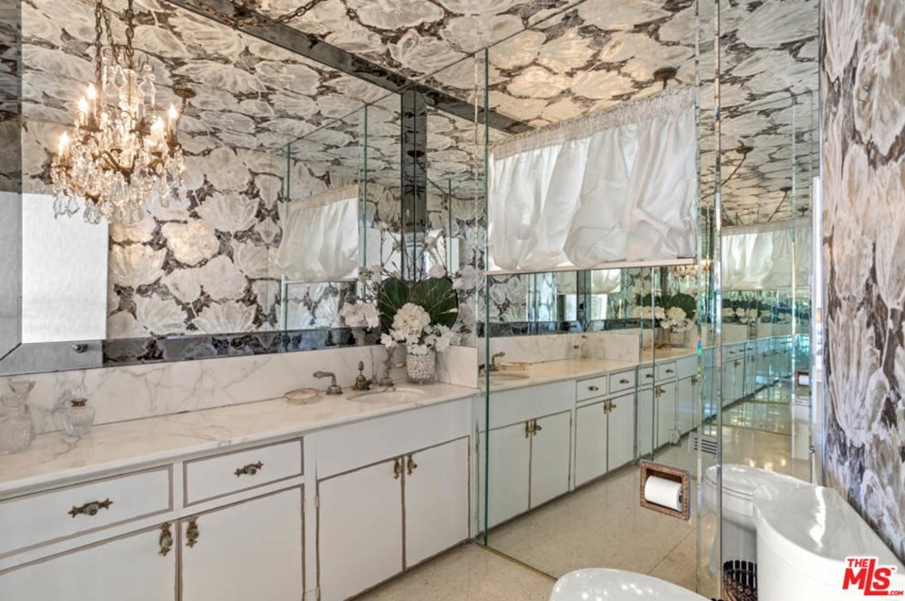 1111 Shadow Hl Way, Beverly Hills CA  90210-2234 exterior