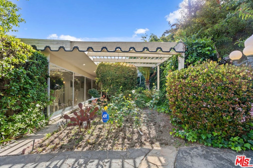 1111 Shadow Hl Way, Beverly Hills CA  90210-2234 exterior