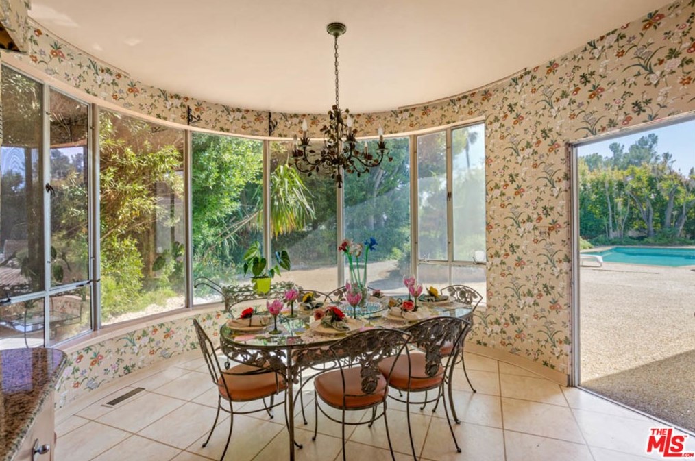 1111 Shadow Hl Way, Beverly Hills CA  90210-2234 exterior
