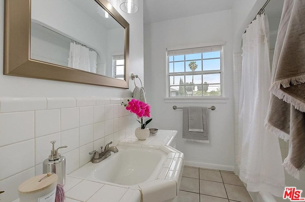 1438 Stanley Ave, Los Angeles CA  90019-3846 exterior