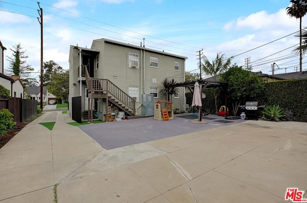 1438 Stanley Ave, Los Angeles CA  90019-3846 exterior