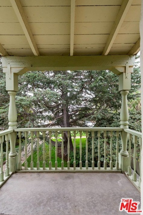 626 Moreno Ave, Los Angeles CA  90049-4832 exterior