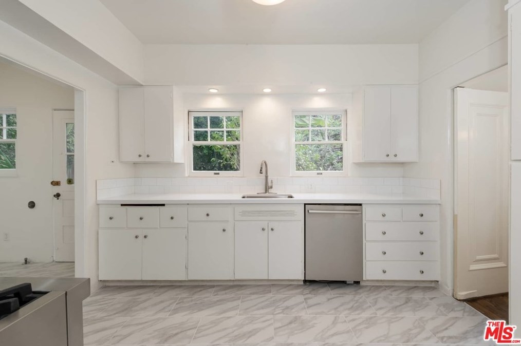 626 Moreno Ave, Los Angeles CA  90049-4832 exterior