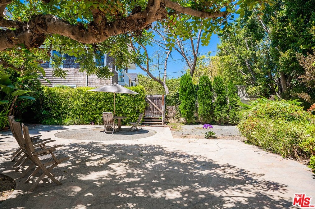 626 Moreno Ave, Los Angeles CA  90049-4832 exterior