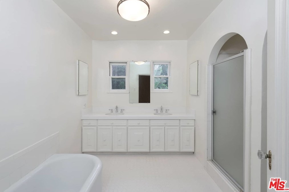 626 Moreno Ave, Los Angeles CA  90049-4832 exterior