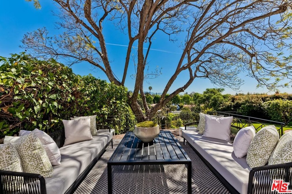 10557 Wyton Dr, Los Angeles CA  90024-2529 exterior