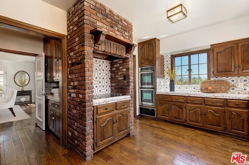 10557 Wyton Dr, Los Angeles CA  90024-2529 exterior