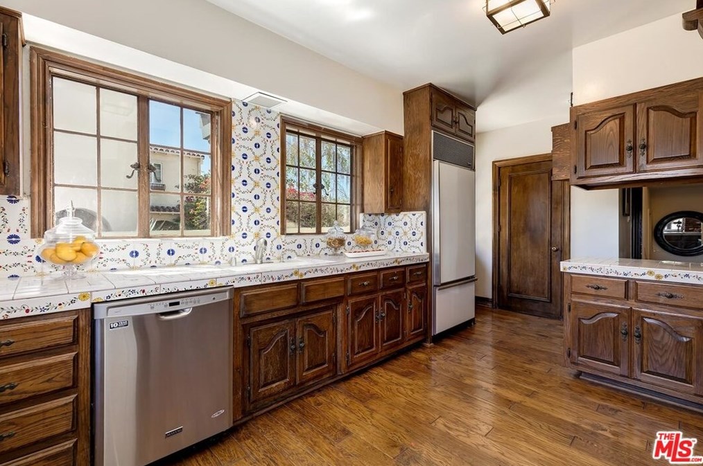 10557 Wyton Dr, Los Angeles CA  90024-2529 exterior