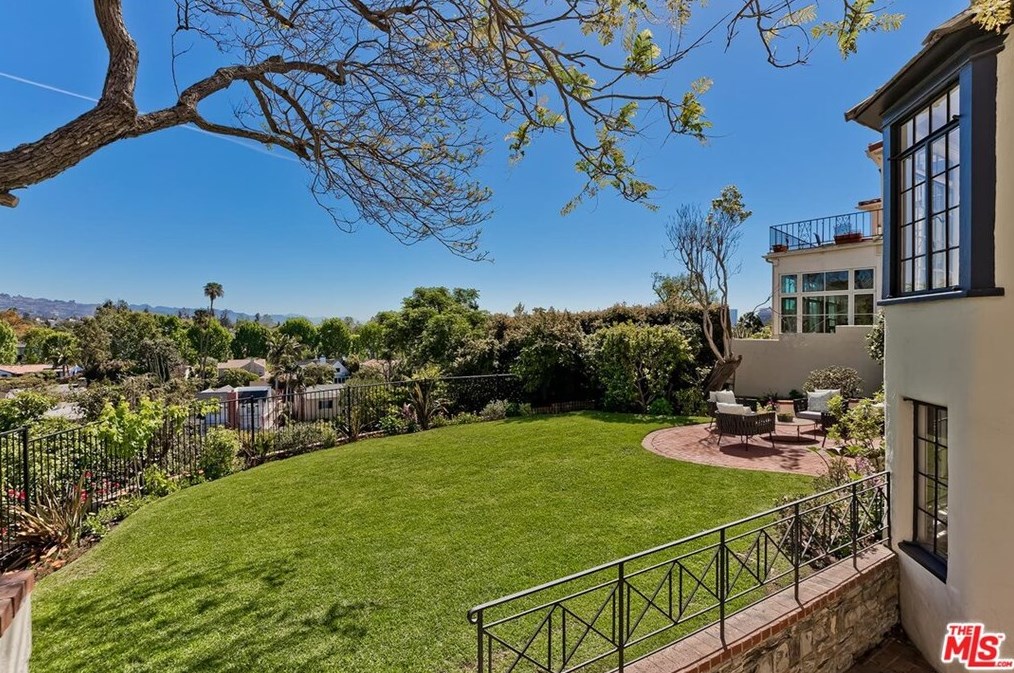 10557 Wyton Dr, Los Angeles CA  90024-2529 exterior