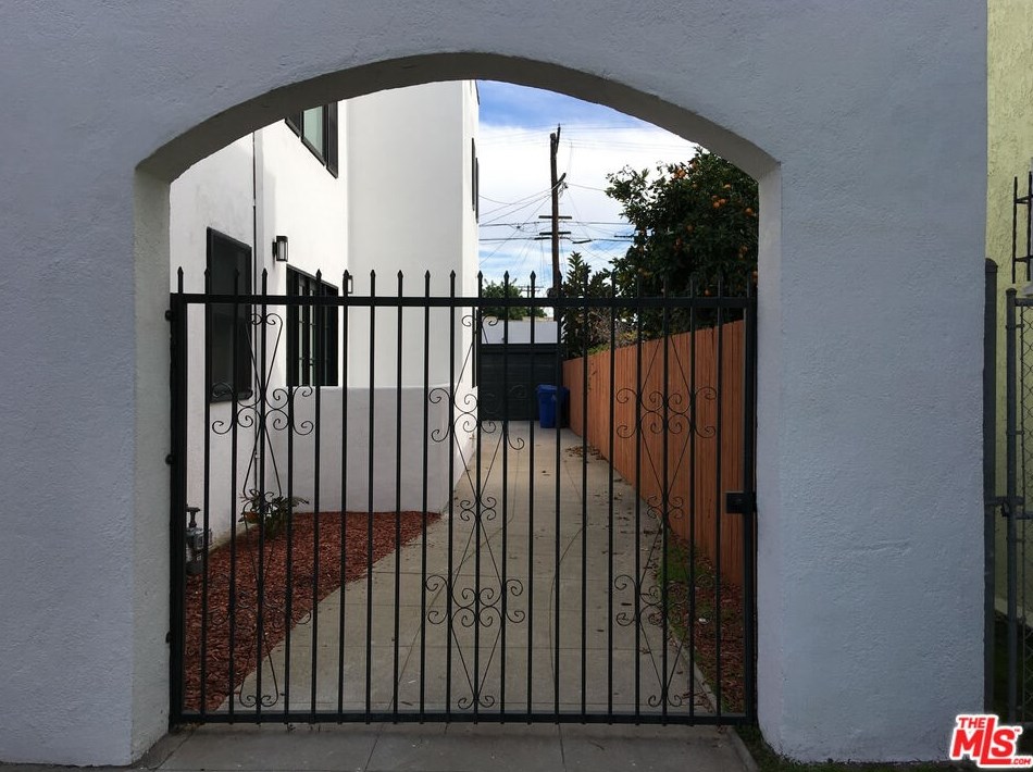 1182 Tremaine Ave, Los Angeles CA  90019-1720 exterior