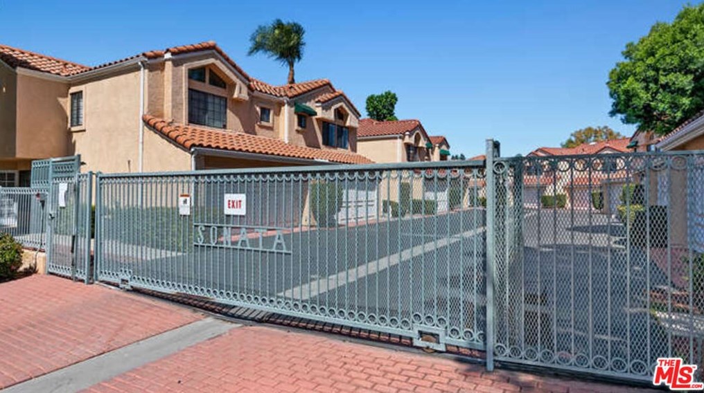 5906 Etiwanda Ave, Los Angeles CA  91356-1600 exterior