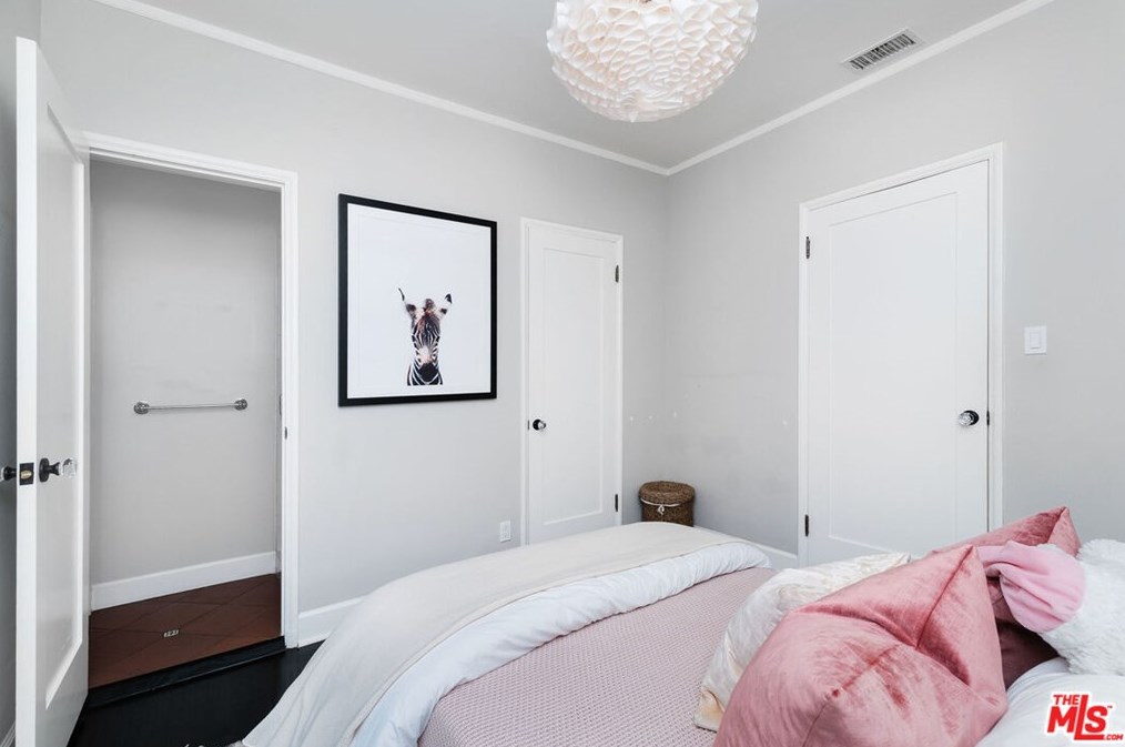 320 Edinburgh Ave, Los Angeles CA  90048-2302 exterior