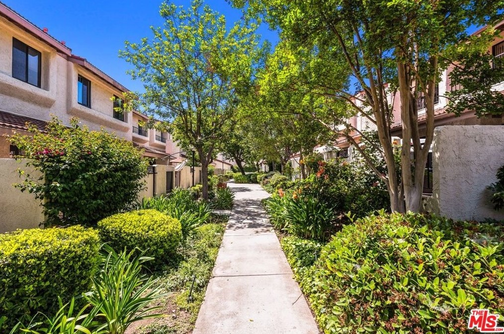 6031 Lindley Ave, Los Angeles CA  91356-1755 exterior