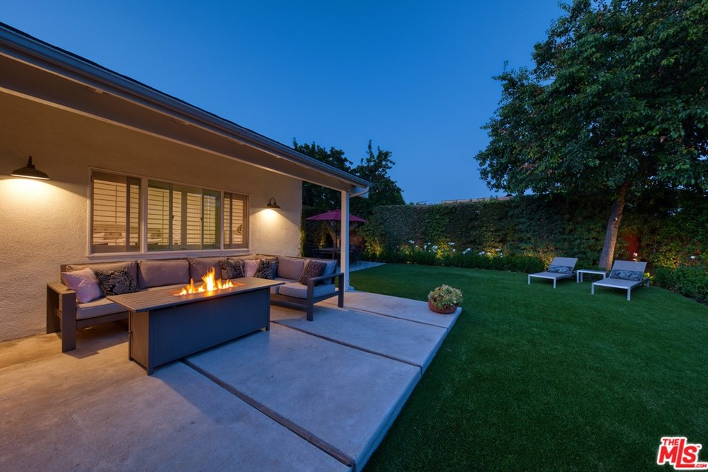 7352 Zelzah Ave, Los Angeles CA  91335-3219 exterior