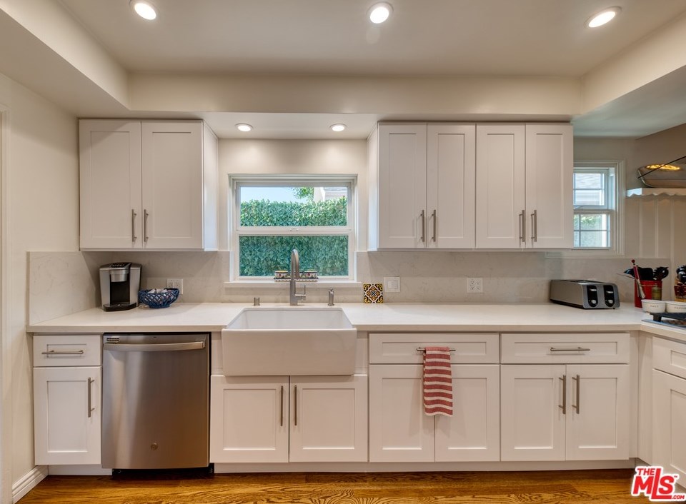 7352 Zelzah Ave, Los Angeles CA  91335-3219 exterior