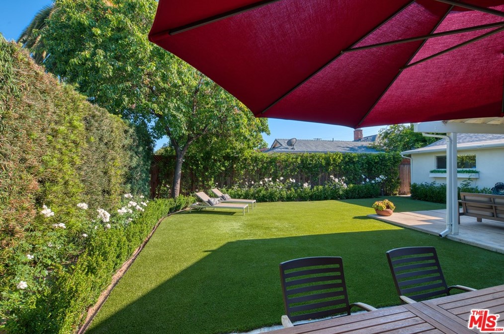 7352 Zelzah Ave, Los Angeles CA  91335-3219 exterior
