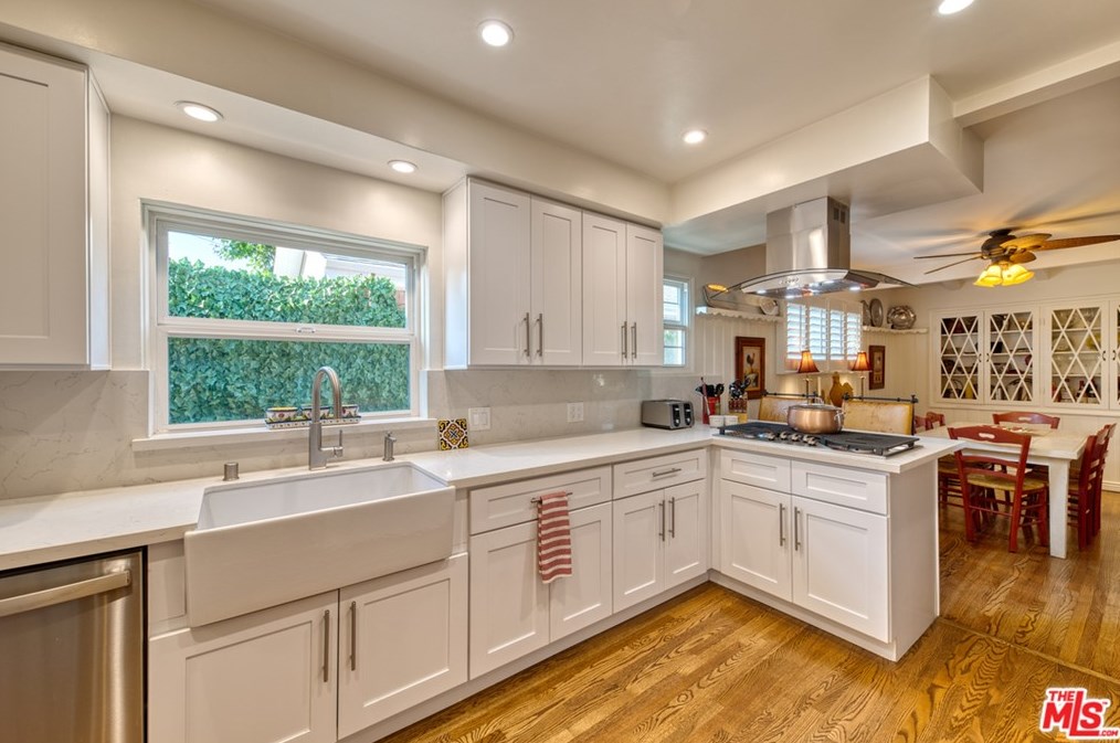 7352 Zelzah Ave, Los Angeles CA  91335-3219 exterior
