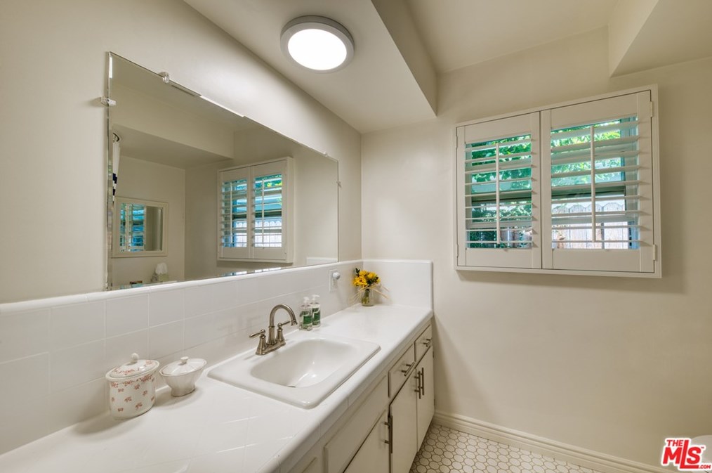 7352 Zelzah Ave, Los Angeles CA  91335-3219 exterior