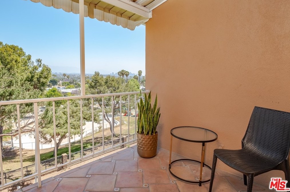 4565 Don Ricardo Dr, Los Angeles CA  90008-2811 exterior