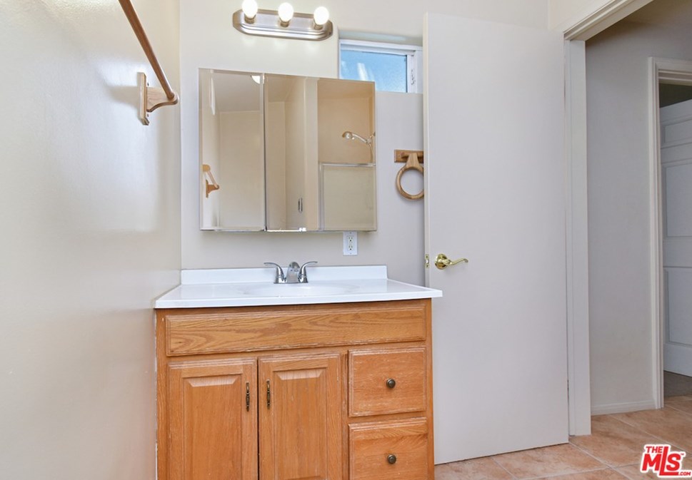 5643 Shirley Ave, Los Angeles CA  91356-1031 exterior