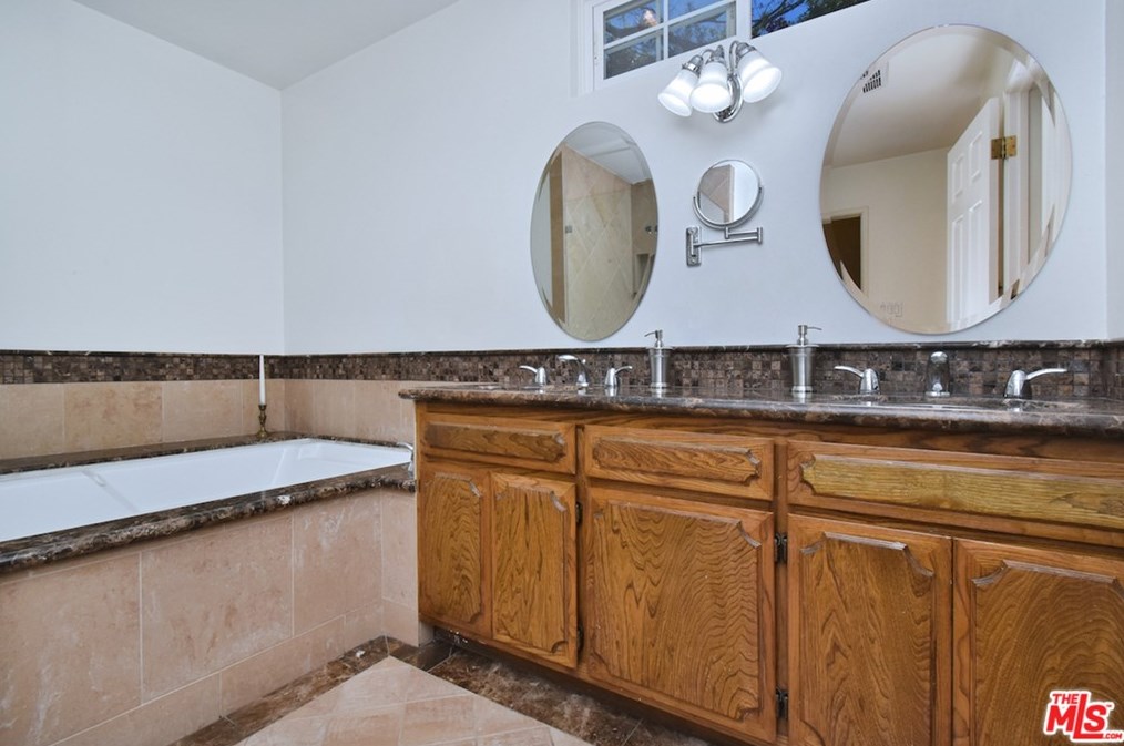 5643 Shirley Ave, Los Angeles CA  91356-1031 exterior