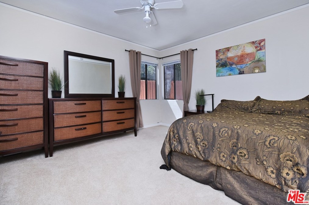 5643 Shirley Ave, Los Angeles CA  91356-1031 exterior