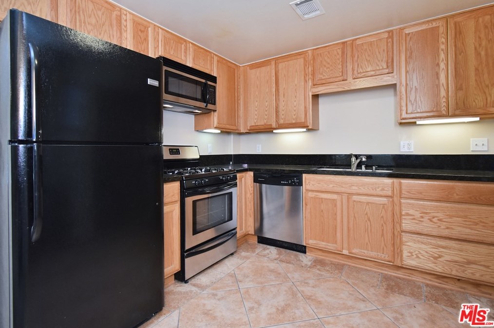 5643 Shirley Ave, Los Angeles CA  91356-1031 exterior