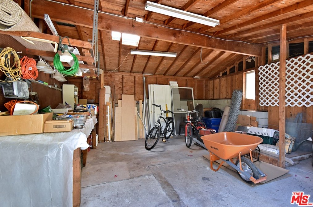 5643 Shirley Ave, Los Angeles CA  91356-1031 exterior