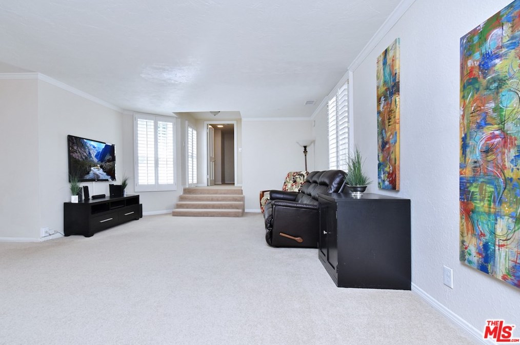 5643 Shirley Ave, Los Angeles CA  91356-1031 exterior