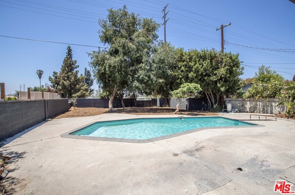 8959 Mercedes Ave, Los Angeles CA  91331-5809 exterior