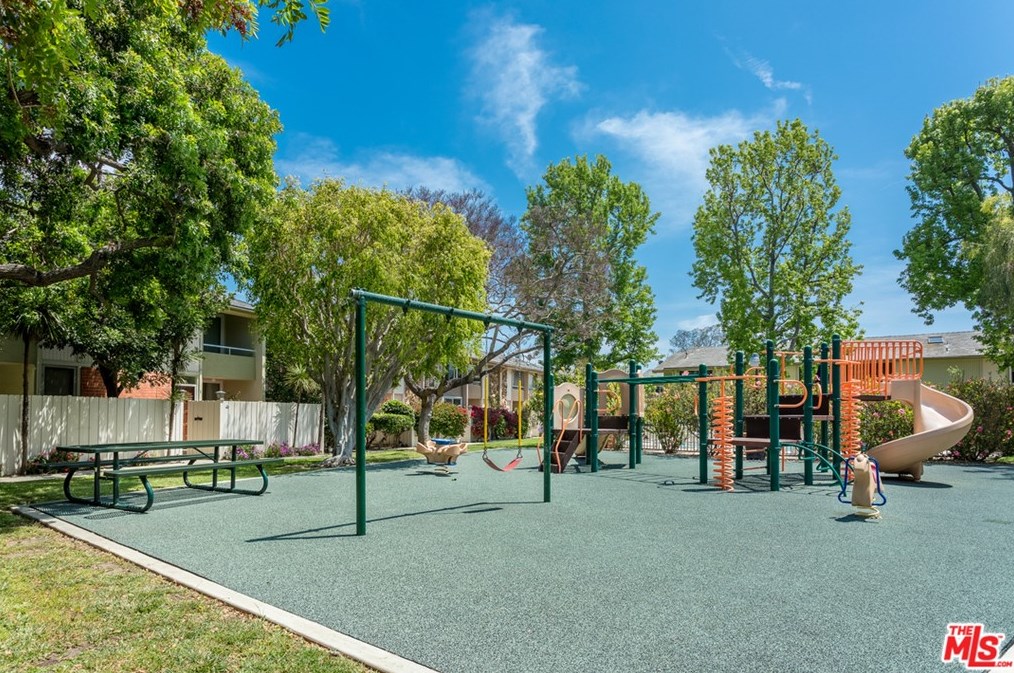 5215 Sepulveda Blvd, Los Angeles CA  90230-5202 exterior