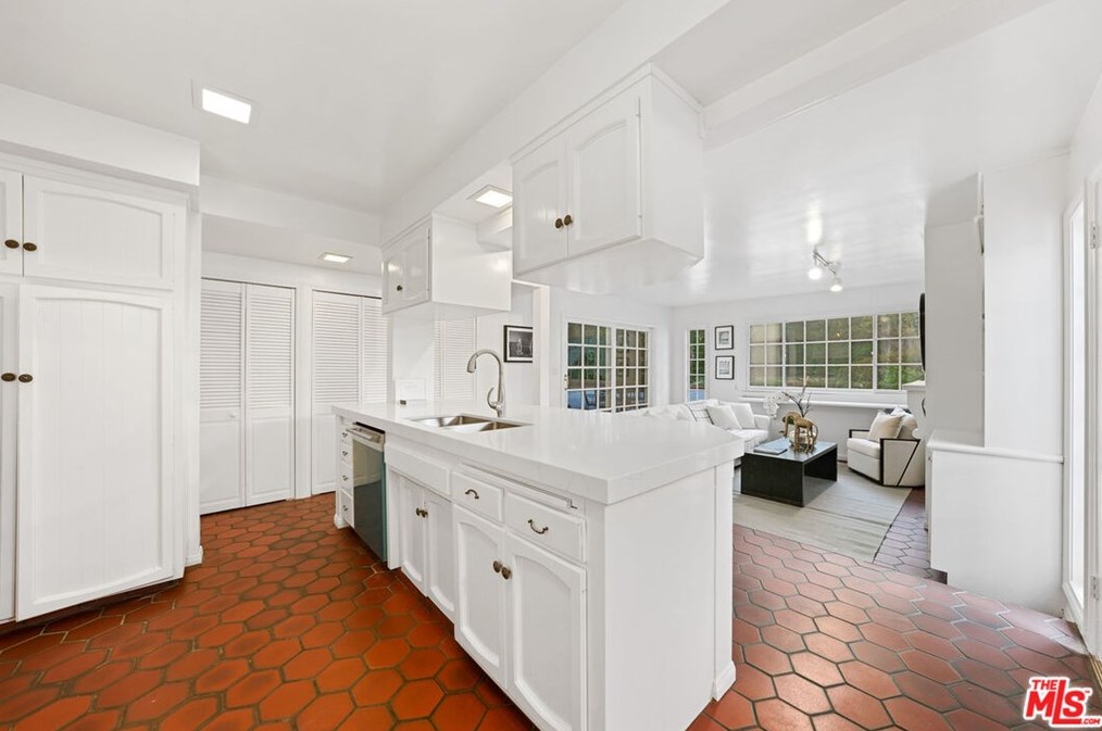 1320 Thayer Ave, Los Angeles CA  90024-5124 exterior