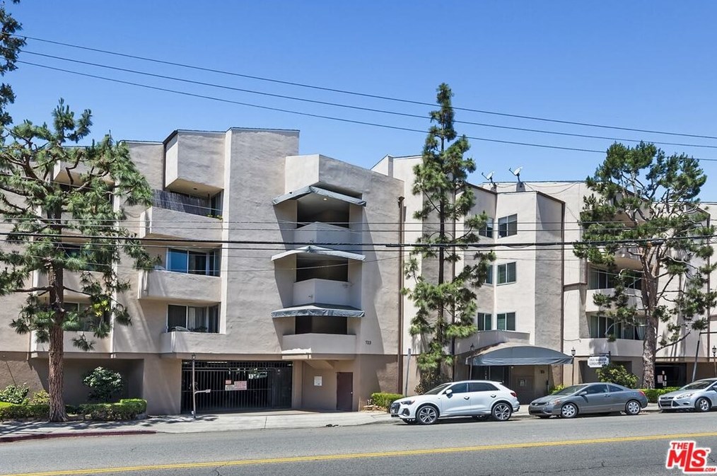 725 Barrington Ave, Los Angeles CA  90049-4564 exterior