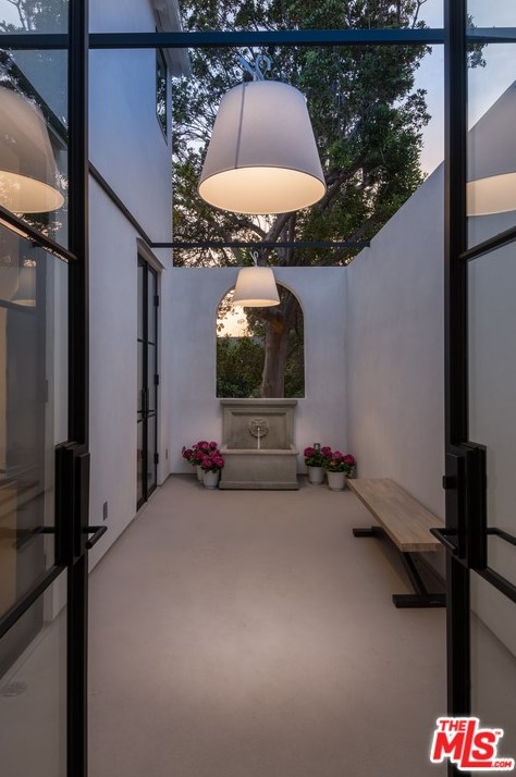944 Longwood Ave, Los Angeles CA  90019-1752 exterior