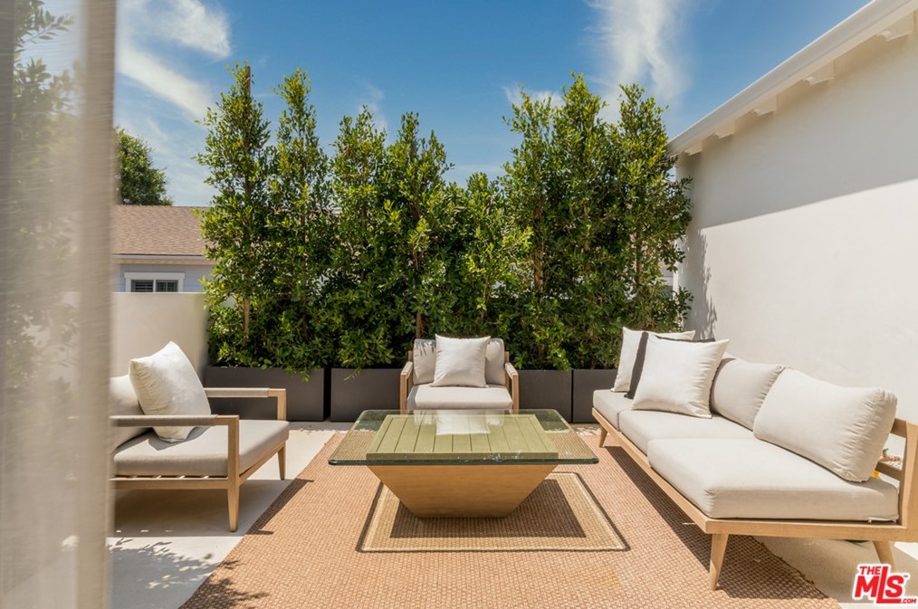 944 Longwood Ave, Los Angeles CA  90019-1752 exterior