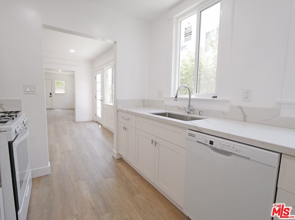 1217 5th Ave, Los Angeles CA  90019-3446 exterior