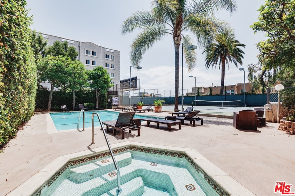 1942 Grace Ave, Los Angeles CA  90068-3866 exterior
