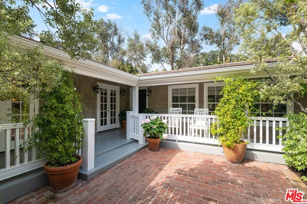 120 Homewood Rd, Los Angeles CA  90049-2708 exterior