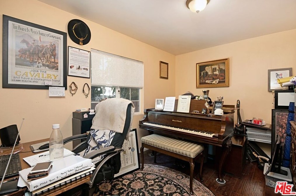 5739 Bandera St, Los Angeles CA  90058-3811 exterior