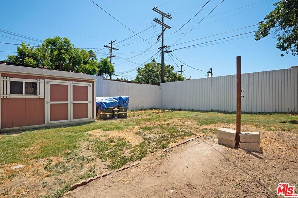 5739 Bandera St, Los Angeles CA  90058-3811 exterior