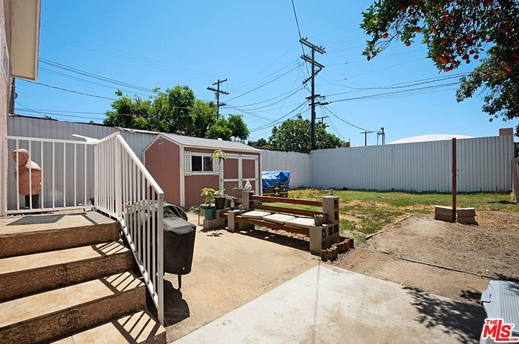 5739 Bandera St, Los Angeles CA  90058-3811 exterior
