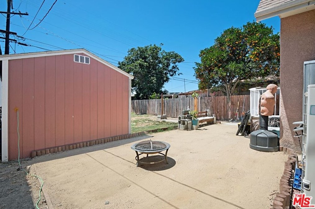5739 Bandera St, Los Angeles CA  90058-3811 exterior
