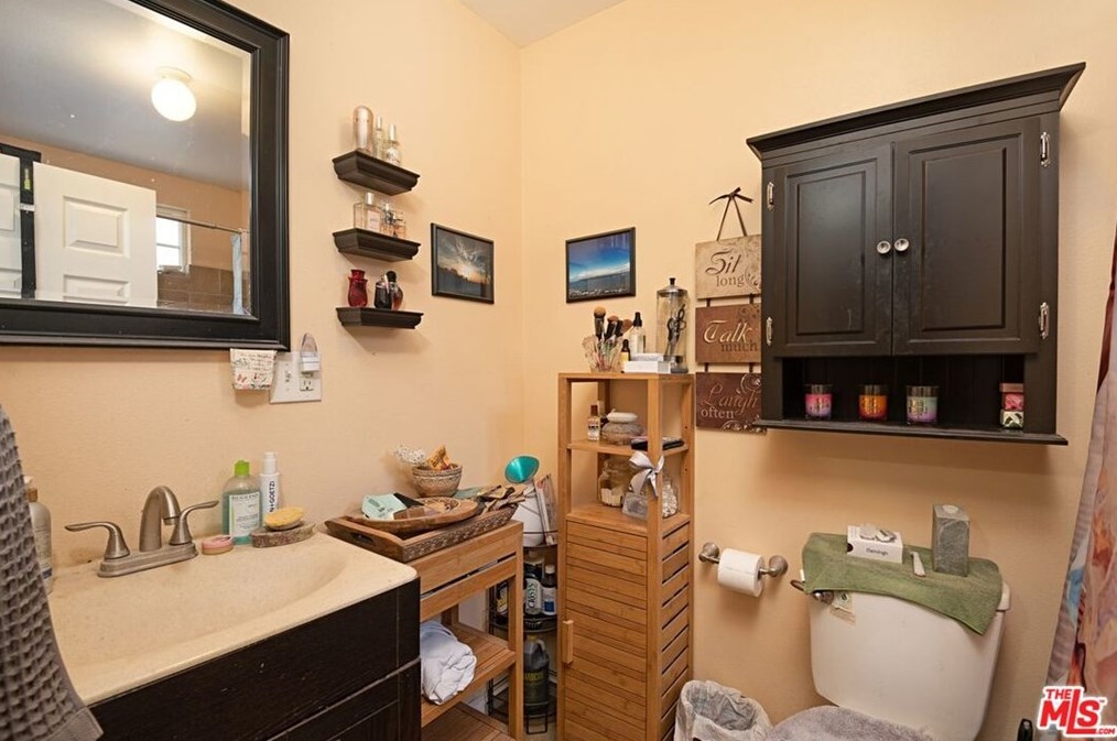5739 Bandera St, Los Angeles CA  90058-3811 exterior