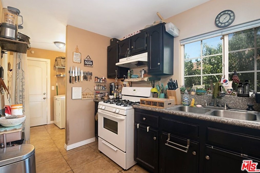5739 Bandera St, Los Angeles CA  90058-3811 exterior