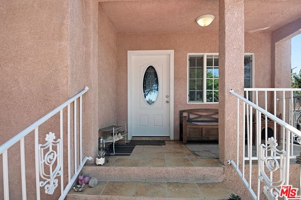 5739 Bandera St, Los Angeles CA  90058-3811 exterior