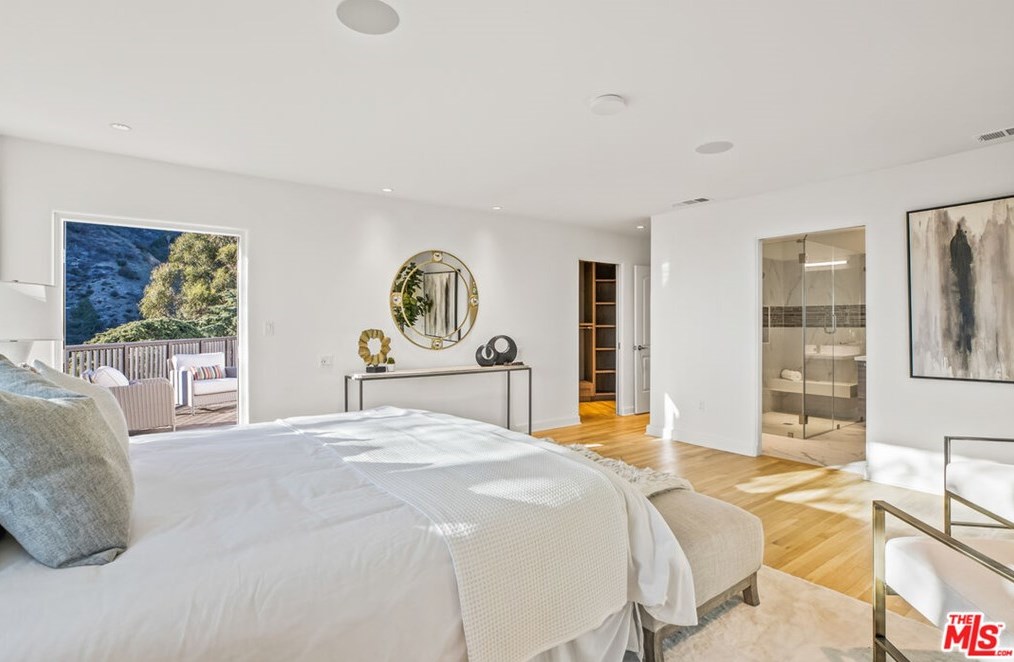 2201 Malaga Rd, Los Angeles CA  90068-2633 exterior