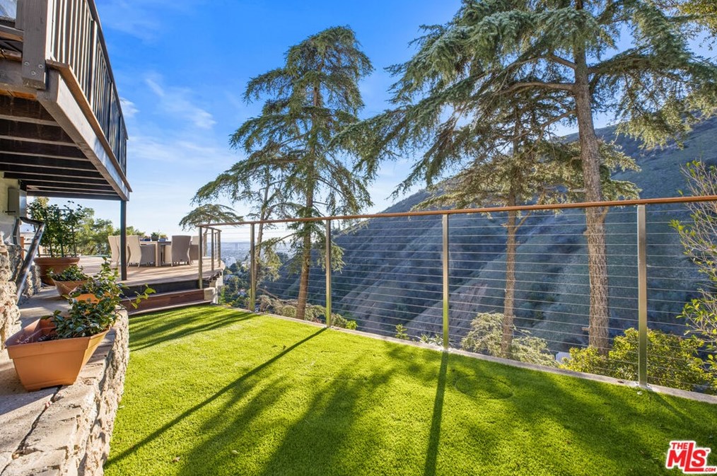2201 Malaga Rd, Los Angeles CA  90068-2633 exterior
