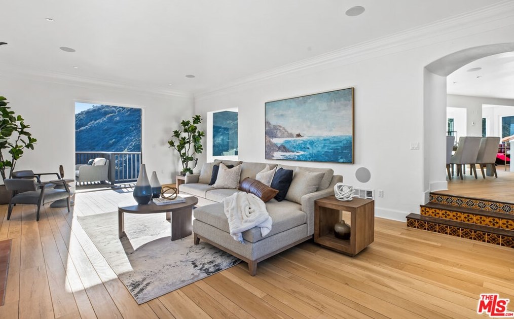 2201 Malaga Rd, Los Angeles CA  90068-2633 exterior