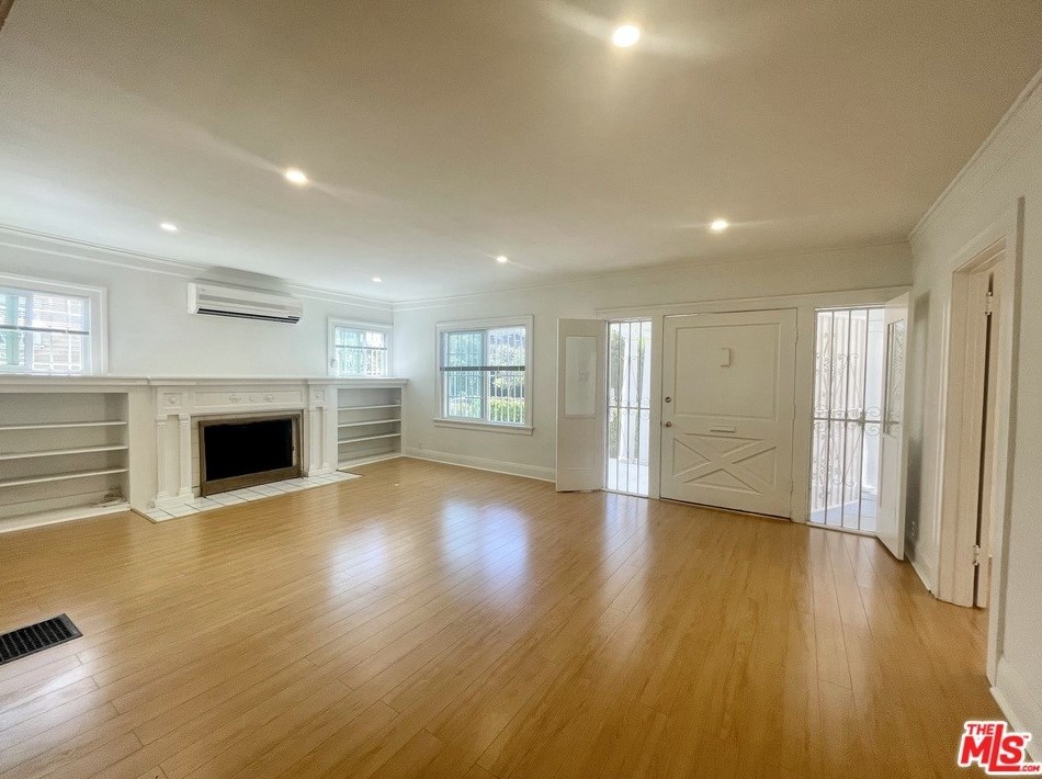 4919 Elmwood Ave, Los Angeles CA  90004-1653 exterior