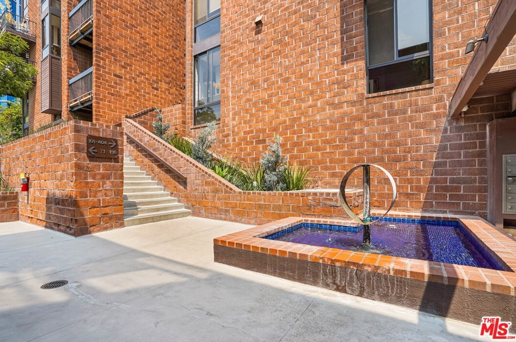 1033 Carol Dr, Los Angeles CA  90069-3128 exterior